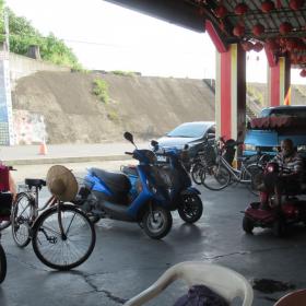 村民在開天宮前停放的汽車及機踏車