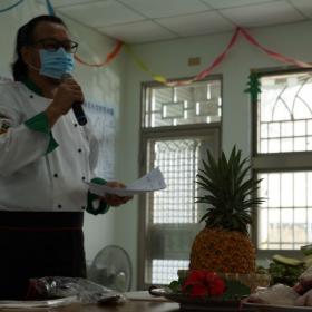 主廚徐文銘協助研發社區風味餐，最引人目光莫過於是作為器皿的西瓜鳳梨及牛奶鳳梨