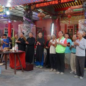 東片媽祖天聖宮委員群於廟埕祭拜，祈求祭祀平安順利