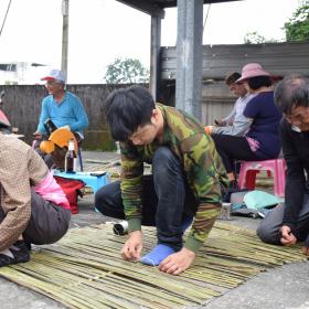 在捕魚祭之前，族人先編織圍魚的竹圍