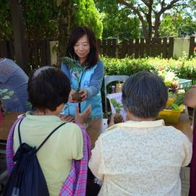 村民參與芋頭造型水苔球DIY活動