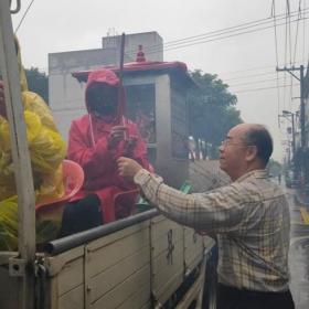 家戶祭拜時，村民向神轎一車奉香 影像來源：干城社區發展協會臉書