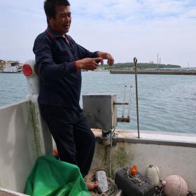 龍門村社區發展協會理事長林輝賓先生導覽解說漁船作業