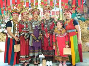 為孩子舉行成年禮配戴百合花儀式 請教部落vuvu們及長老