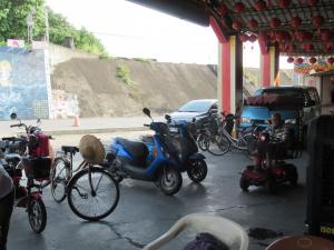 村民在開天宮前停放的汽車及機踏車