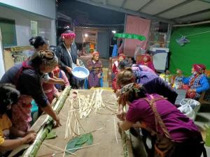 魯凱部落婦女共同製作傳統abay 