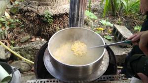 柴火熬煮出一鍋濃稠玉米濃湯
