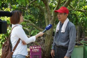 屏東新聞PT News記者採訪東寶農場黃日禓(右)利用過期羊奶所產的香水蓮霧