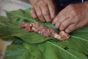 cinavu內層使用假酸漿葉包裹豬肉