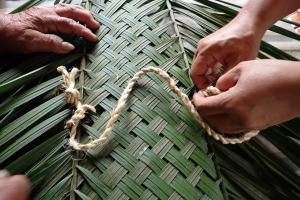製作tawuzu山棕衣 繫上麻繩揹帶