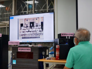 林秀雄大哥協助村民實體舊照片掃描入檔，留存於社區共用電腦。