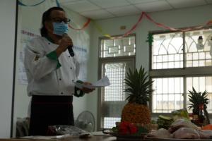 主廚徐文銘協助研發社區風味餐，最引人目光莫過於是作為器皿的西瓜鳳梨及牛奶鳳梨