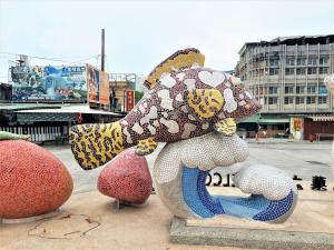 枋寮車站前的石斑魚雕像