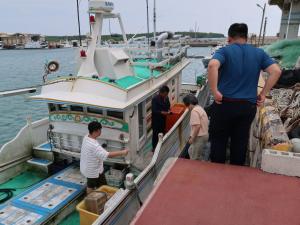 龍門村社區發展協會理事長林輝賓先生導覽解說漁船作業 