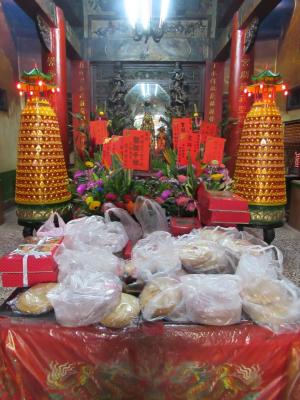 寶順宮廟裡的信眾供品與祝賀花籃