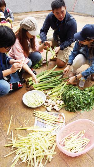 參加撒奇萊雅廚房小旅行的夥伴們幫忙處理野菜