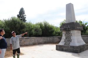 龍門村村長洪瑞達先生解說日軍上陸紀念碑