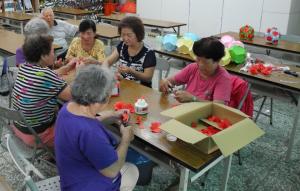 社區長輩們正在做手工藝