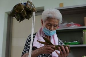 社區近百歲高齡阿嬤，包起肉粽手腳快速