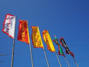 魍港太聖宮前面的旗幟