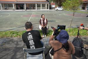 紀錄短片成員與文健站負責人進行訪談拍攝(攝影：楊士霈，攝於2021年2月26日) 