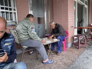 村民於安西府商店街下棋聊天