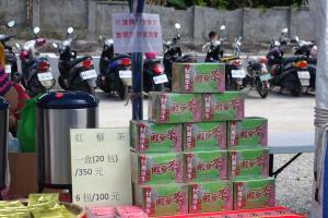 太魯閣族發展協會之感恩祭攤位販售「台灣原生紅藜茶」