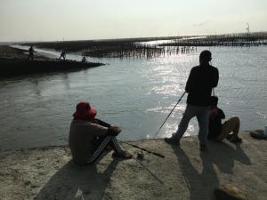 台西防潮堤1號水門外的釣客