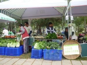 部落農友參與市集販售農產品