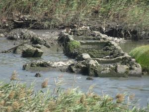 舊濁水溪河床上的傾圮水泥