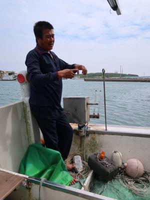 龍門村社區發展協會理事長林輝賓先生導覽解說漁船作業