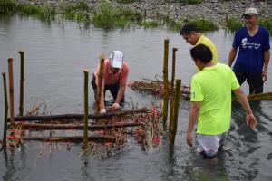 捕魚祭前族人在河川中放置Pacngcng