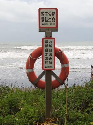 沙灘上的禁止標語遊客仍在旁邊戲水